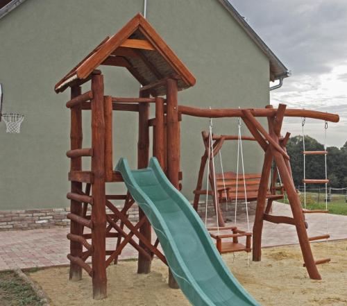 Zona de joacă pentru copii de la Tótvár lovas szálláshely