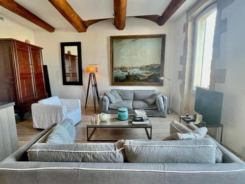 un salon avec deux canapés et une table dans l'établissement Mermoz, à Marseille