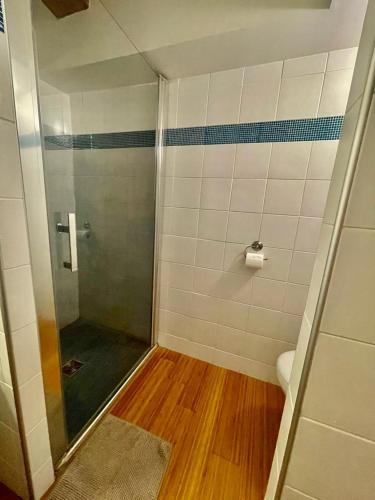 une salle de bain avec douche et toilettes dans l'établissement Mermoz, à Marseille