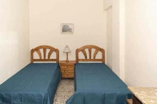 um quarto com 2 camas, uma cómoda e uma mesa em Apolo, 5º- 30 em Cullera