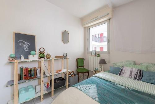 - une chambre avec un lit et une chaise verte dans l'établissement Le Lundi au Soleil - T3 à 250 m de la plage, à La Baule