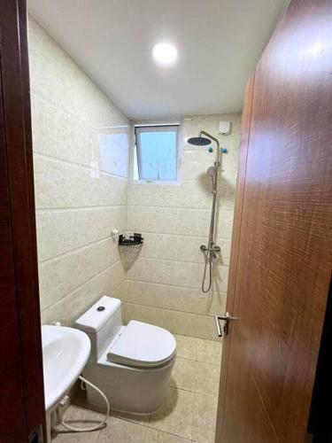 e bagno con servizi igienici, lavandino e doccia. di One Room Private Apartment a Hulhumale