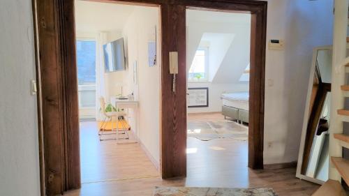 un pasillo con una puerta que conduce a un dormitorio en SchönZeit, en Limburg an der Lahn