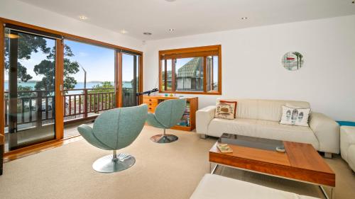Ein Sitzbereich in der Unterkunft Remarkable Red Beach - Red Beach Holiday Home