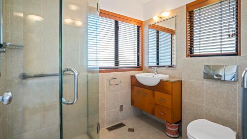 Ein Badezimmer in der Unterkunft Remarkable Red Beach - Red Beach Holiday Home
