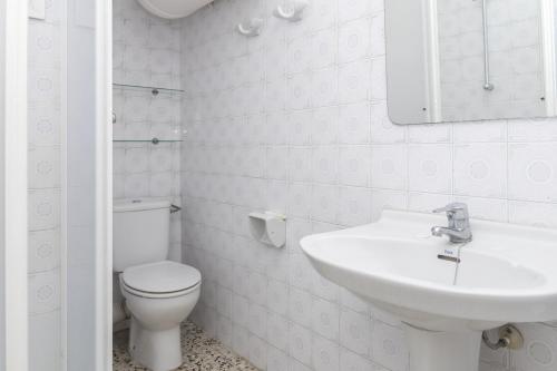 クリェラにあるApolo, 3º-16の白いバスルーム(トイレ、シンク付)