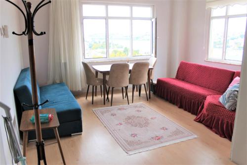 Seating area sa Beyoglu apartment with great view