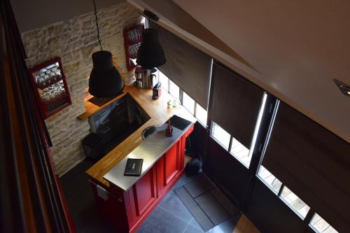 an overhead view of a kitchen with a counter and a sink at L'Aubergiste in Corcelles-les-Arts