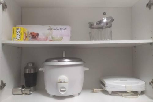 a kitchen shelf with a toilet in a kitchen at Departamento entero con vista al río in Iquitos