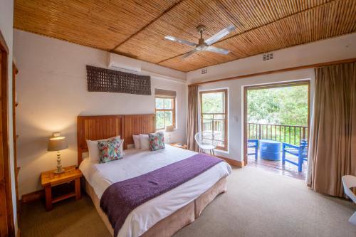 Ένα ή περισσότερα κρεβάτια σε δωμάτιο στο At the Woods Guest House