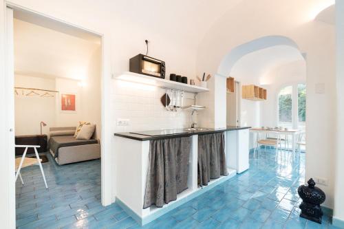 a kitchen and living room with a sink and a counter at La rosa dei venti in Procida