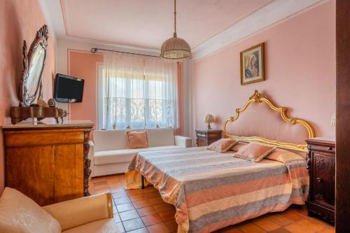 een slaapkamer met een bed en een bank bij Nonna Teta 7 in Molazzana