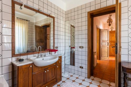 een badkamer met een wastafel en een spiegel bij Nonna Teta 7 in Molazzana