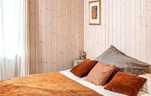 Postel nebo postele na pokoji v ubytování Beautiful Home In Steinsholt With Sauna