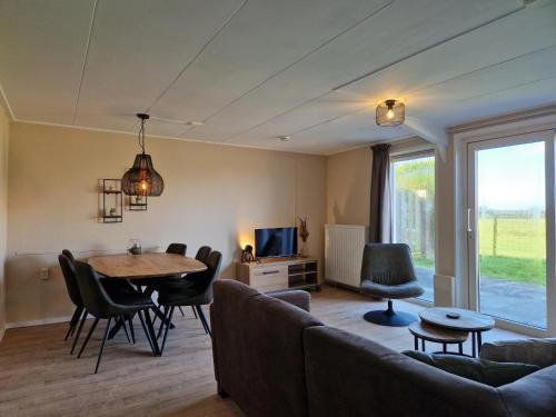 a living room with a couch and a table at Vakantiewoning Meidoorn in Meliskerke