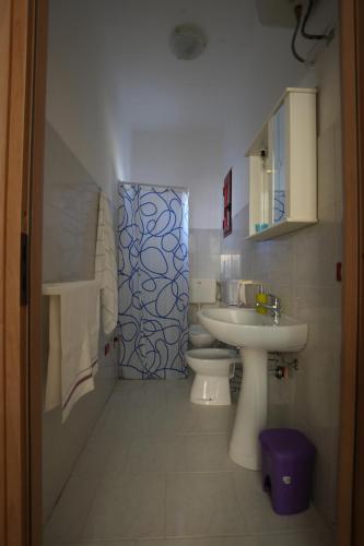 a small bathroom with a sink and a toilet at Bilocale Camilla in villa salento in Sant'Isidoro