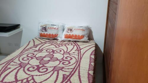 uma cama com duas almofadas em cima em Monte Castelo - Flat 02A - Módulo 18 em Gravatá
