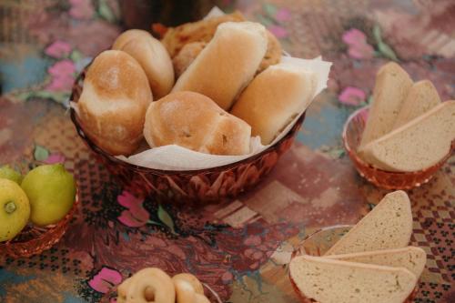 a basket of bread and apples on a table at Pescoluse Houses in Marina di Pescoluse