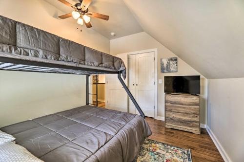 ein Schlafzimmer mit einem Etagenbett und einem Deckenventilator in der Unterkunft Modern Tims Ford Lake Home with Private Dock and Pool! in Lynchburg