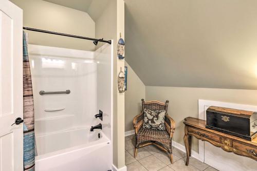 ein Badezimmer mit einer Badewanne, einem Stuhl und einem Tisch in der Unterkunft Modern Tims Ford Lake Home with Private Dock and Pool! in Lynchburg