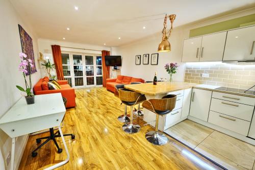 een keuken en een woonkamer met een tafel en stoelen bij The Dubliner Central - O Connell Street Zone in Dublin