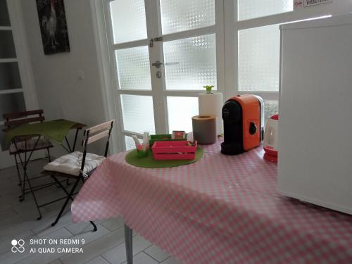 阿韋利諾的住宿－Bella 'Mbriana，一张桌子上放着红白桌布