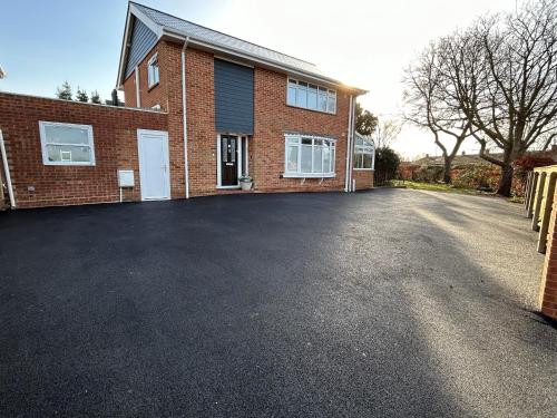 uma entrada em frente a uma casa de tijolos em Highfield Coach House em Lymington