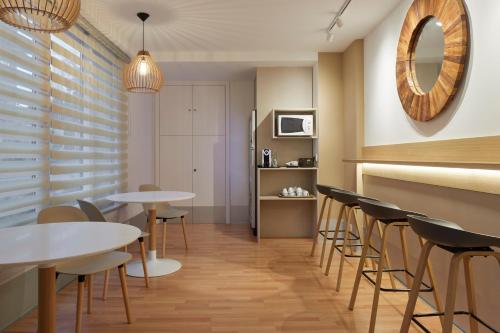 a restaurant with tables and chairs and a mirror at Hotel Berri Versalles in Rentería