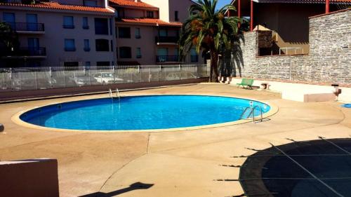 duży niebieski basen przed budynkiem w obiekcie 4PA104 Résidence du Port d'Avall w mieście Collioure