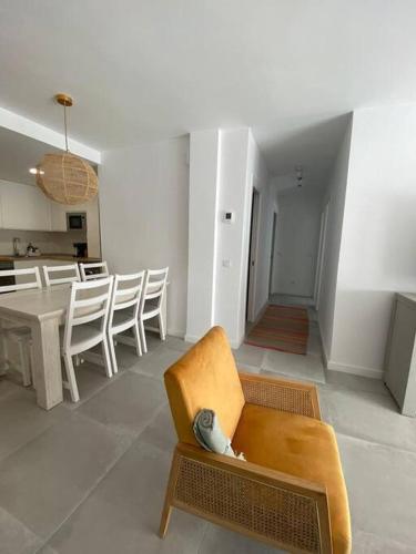 Stylish Seaside 3 Bed Apartment with Terrace + Sea View