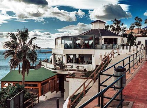 budynek z restauracją na plaży w obiekcie Stylish Seaside 3 Bed Apartment with Terrace + Sea View w mieście Benalmádena