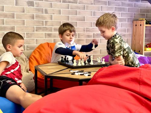 dos jóvenes jugando al ajedrez en Music Hostel, en Poltava