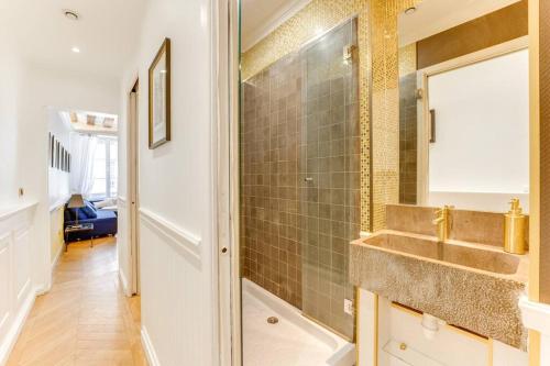 une salle de bain avec un lavabo et une douche dans l'établissement Suite Montorgueil - Hyper Centre Paris - Chatelet 3min, à Paris