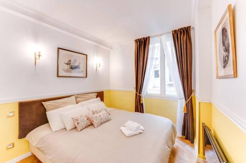 une chambre avec un lit blanc avec une fenêtre dans l'établissement Suite Montorgueil - Hyper Centre Paris - Chatelet 3min, à Paris