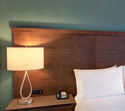 Postel nebo postele na pokoji v ubytování Staybridge Suites Toronto - Vaughan South by IHG
