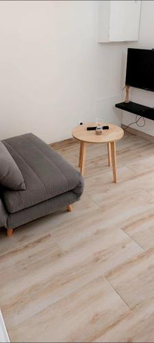 un salon avec une table basse et un canapé dans l'établissement Le marbré de Vendargues, à Vendargues