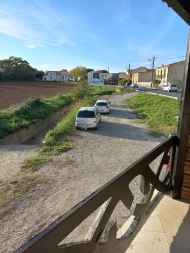 ein Auto, das auf einem Parkplatz neben einer Straße parkt in der Unterkunft Le marbré de Vendargues in Vendargues