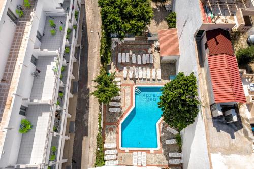 una vista aérea de una piscina entre dos edificios en Hotel Iro en Hersonissos