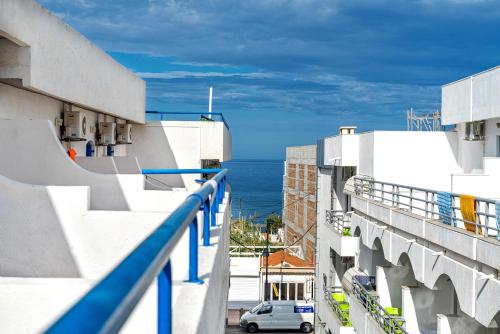 uma vista para o oceano a partir da varanda de um edifício em Hotel Iro em Hersonissos