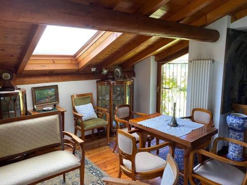 ein Wohnzimmer mit einem Esstisch und Stühlen in der Unterkunft La casetta del Professore in Olgiasca
