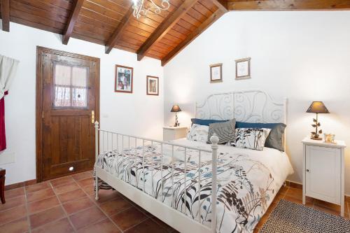 1 dormitorio con cama y techo de madera en Finca Los Angeles, en San Juan de la Rambla