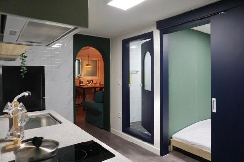 首爾的住宿－Mapo 2bedroom house，带水槽的厨房和1间带床的房间