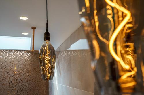 un par de luces colgando de una pared en Clifford's Townhouse, en York