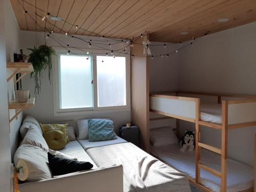 una camera con letto a castello e scala a castello di Mapo Rooftop camping house a Seul