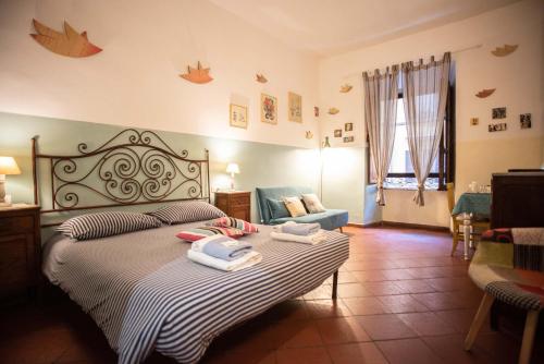 een slaapkamer met een bed met twee handdoeken erop bij Trastevere Dream House in Rome