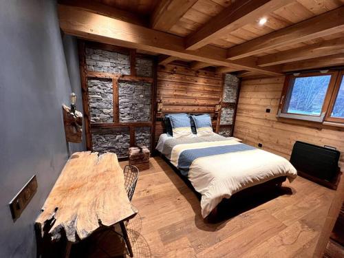 1 dormitorio con 2 camas en una cabaña de madera en Le Paradis de Marie, en Gérardmer