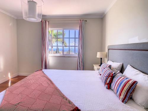卡尼索Villa Garajau by LovelyStay的一间带大床的卧室，带窗户