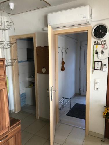 una puerta abierta en una habitación con baño en Napfény Ház Sonnenschein Haus, en Balatonőszöd