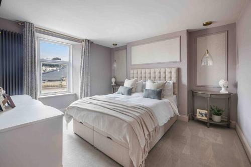 ein Schlafzimmer mit großem Bett und Fenster in der Unterkunft Pittman Cottage in Torquay