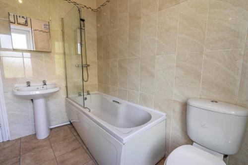 Gallery image of Traditional Quiet Townhouse with Two Bedrooms and Private Garden Great for Airport Crew and Professionals in Long Eaton